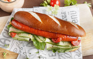 Laugen-Hot Dog mit Feuerwurst