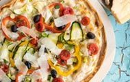 Der sommerliche Flammkuchen mit Paprika, Oliven, Zucchini, Tomaten und Parmesan
