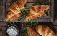 Herzhaftes Butter-Croissant mit Räucherlachs, Rucola und Frischkäse