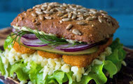 Fischburger Honig-Senf mit Sonnenblumenkernbrötchen