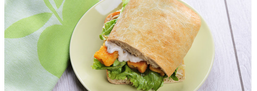 Ciabatta mit Fischstäbchen und Knoblauchmayonnaise