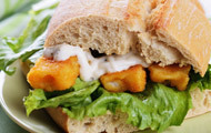 Ciabatta mit Fischstäbchen und Knoblauchmayonnaise