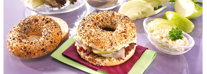 Bagel Everything mit Matjes, Apfel und Fenchelsaat