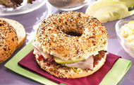 Bagel Everything mit Matjes, Apfel und Fenchelsaat
