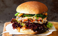 Gourmet Burger mit Lachs, Garnelen und Algensalat