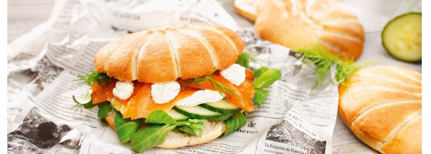 Muschelburger mit mit Räucherlachs und Meerrettich