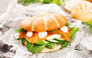 Muschelburger mit Räucherlachs und Meerrettich