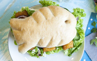 Fischbrötchen mit Fischstäbchen, Remoulade und Salatgarnitur