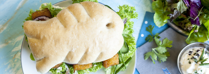 Fischbrötchen mit Fischstäbchen, Remoulade und Salatgarnitur