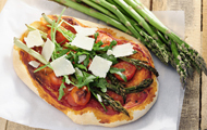 Pikanter Pizzafladen mit Spargel