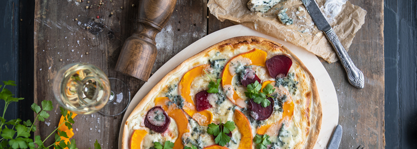 Herbstlicher Flammkuchen mit Kürbis, Rote Bete & Gorgonzola