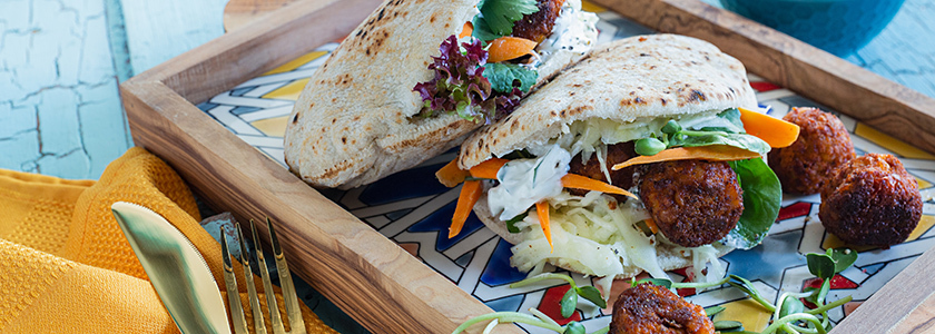 Pitabrot mit Falafel und Weißkohl