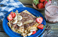 Pfannkuchen mit Schokosoße, Erdbeeren und Banane