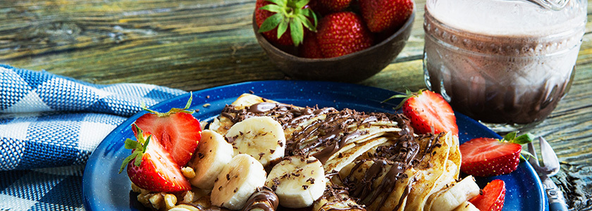 Pfannkuchen mit Schokosoße, Erdbeeren und Banane