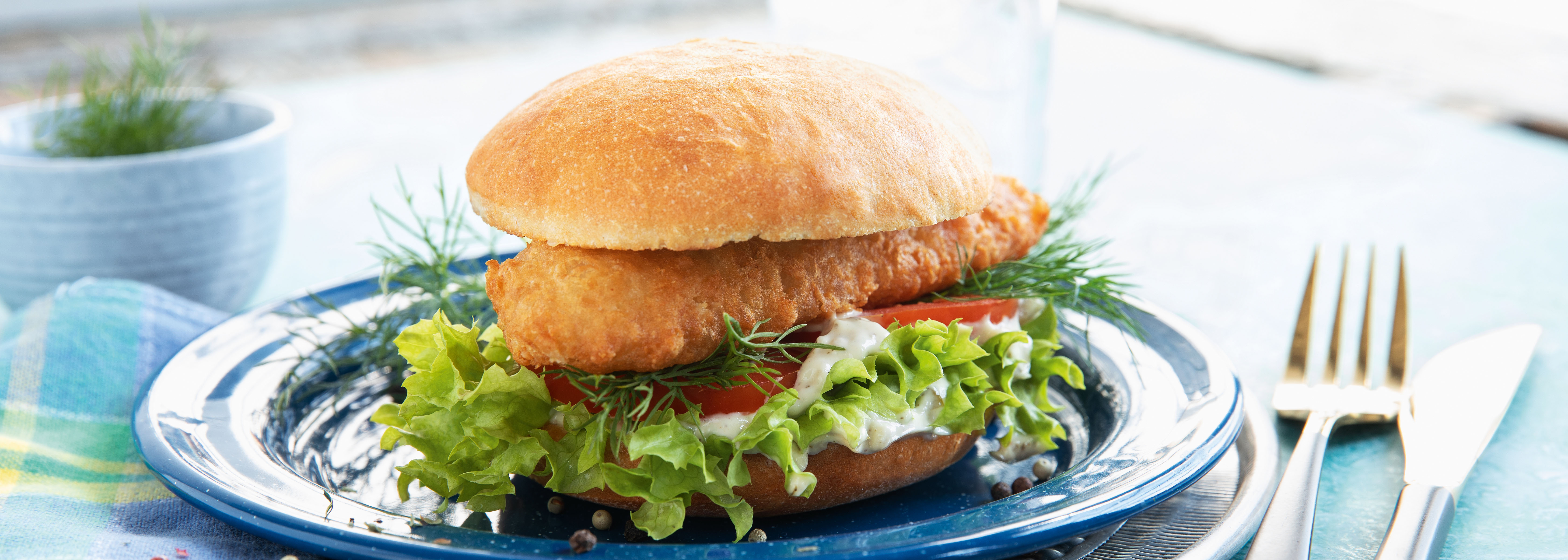 Backfisch-Burger mit Remoulade, Salat, Tomaten und Dill