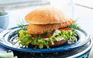 Backfisch-Burger mit Remoulade, Salat, Tomaten und Dill