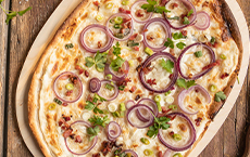 Der Klassische Flammkuchen mit Zwiebel und Speck