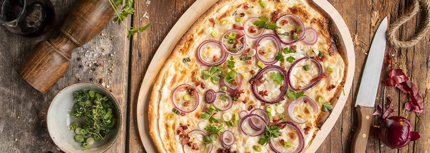 Der Klassische Flammkuchen mit Zwiebel und Speck