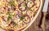 Der Klassische Flammkuchen mit Zwiebel und Speck