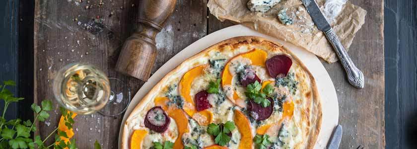 Der herbstliche Flammkuchen mit Kürbis, Rote Bete & Gorgonzola