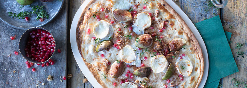 Der winterliche Flammkuchen mit Feigen, Granatapfel, Mozzarella und Walnüssen
