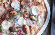 Der winterliche Flammkuchen mit Feigen, Granatapfel, Mozzarella und Walnüssen