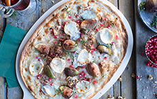 Der winterliche Flammkuchen mit Feigen, Granatapfel, Mozzarella und Walnüssen