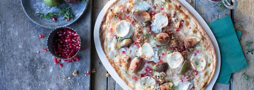 Der winterliche Flammkuchen mit Feigen, Granatapfel, Mozzarella und Walnüssen