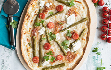 Der frühlingshafte Flammkuchen mit Spargel, Tomaten, Seranoschinken und Mozzarella