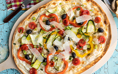 Der sommerliche Flammkuchen mit Paprika, Oliven, Zucchini, Tomaten und Parmesan