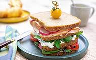 Sandwich Tower mit körnigem Frischkäse