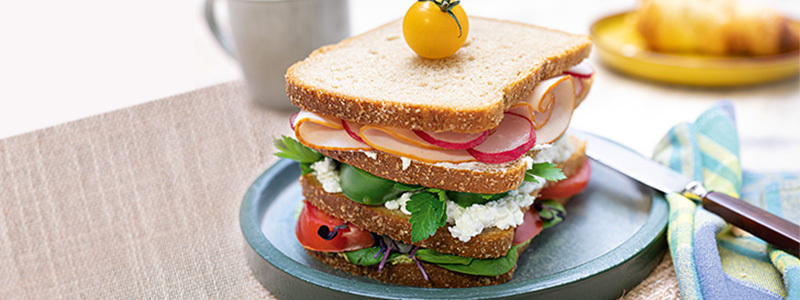 Sandwich Tower mit körnigem Frischkäse