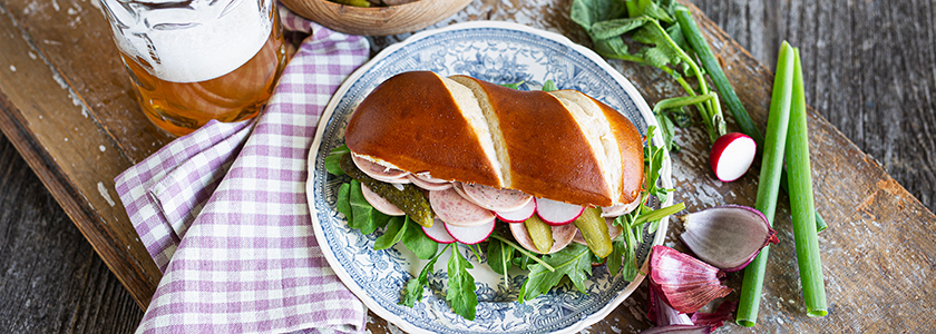 Laugensandwich mit Wurstsalat