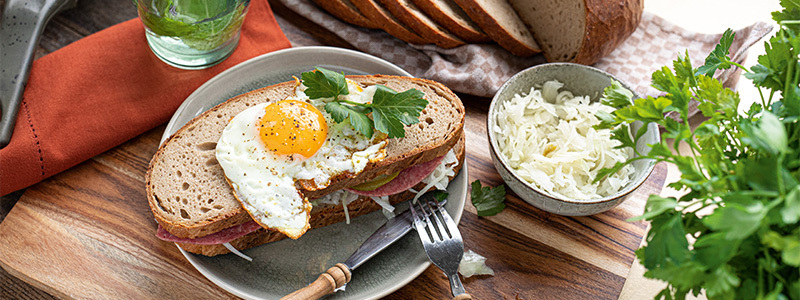 Reuben Sandwich mit Corned Beef, Sauerkraut und Ei