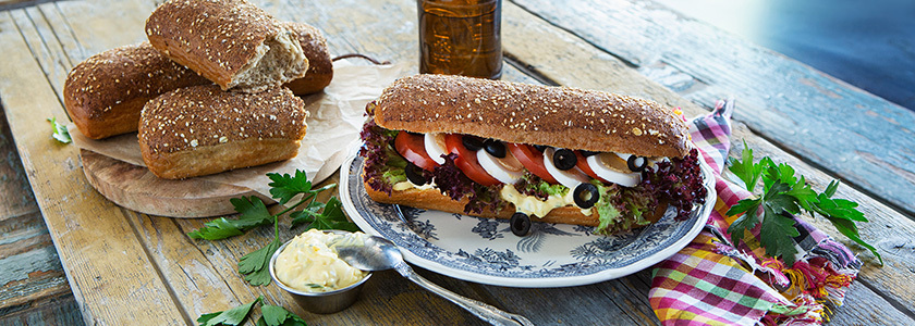 Jägersandwich mit Eieraufstrich und Oliven