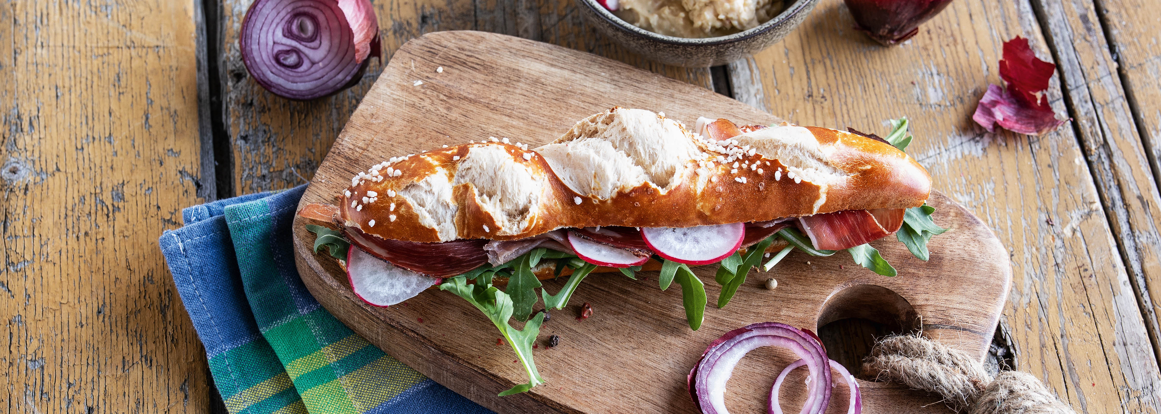 Laugen-Sandwich mit Rucola