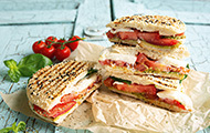 Panini Caprese mit Tomate