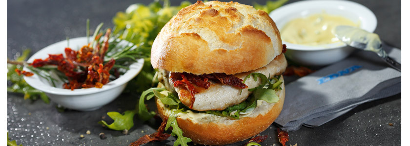 Sandwich Rosenbrötchen mit Pute, Rucola und getrockneten Tomaten