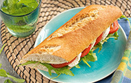 Farmerbaguette mit Rucola, Mozzarella und Tomaten