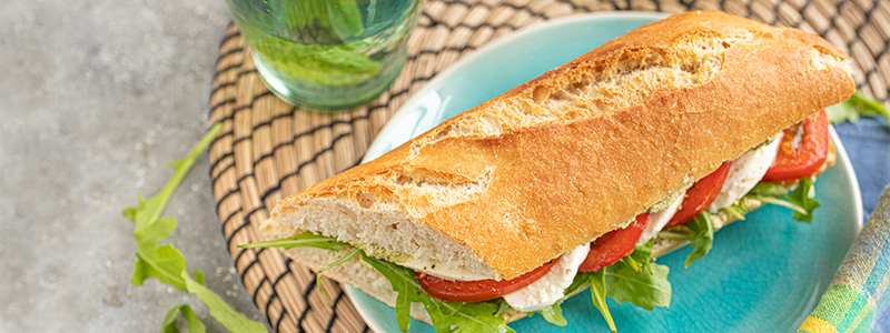 Farmerbaguette mit Rucola, Mozzarella und Tomaten