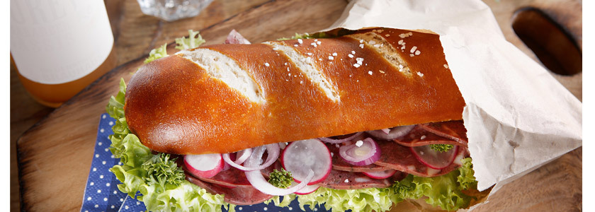 Laugensandwich mit Bierwurst