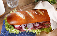 Laugensandwich mit Bierwurst