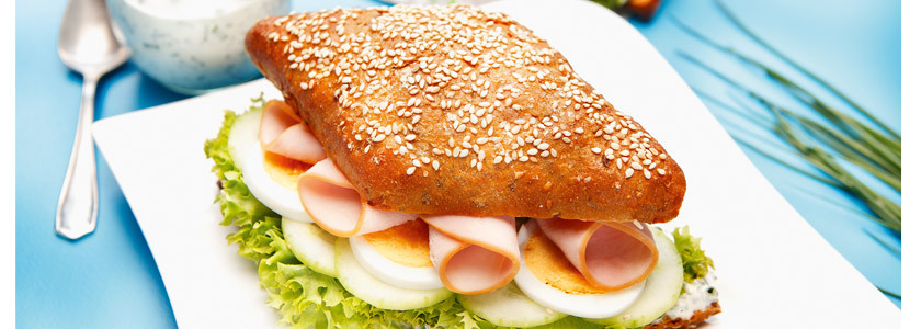 Fitnessfarmerbrötchen mit Pute und Ei