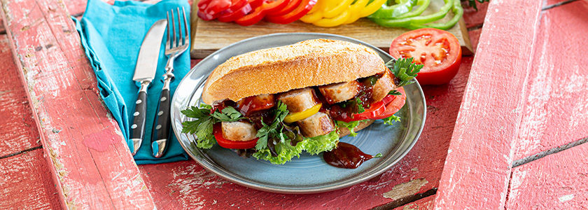 BBQ-Sandwich mit Grillwurst