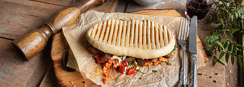 Panini mit Lammbratwurst