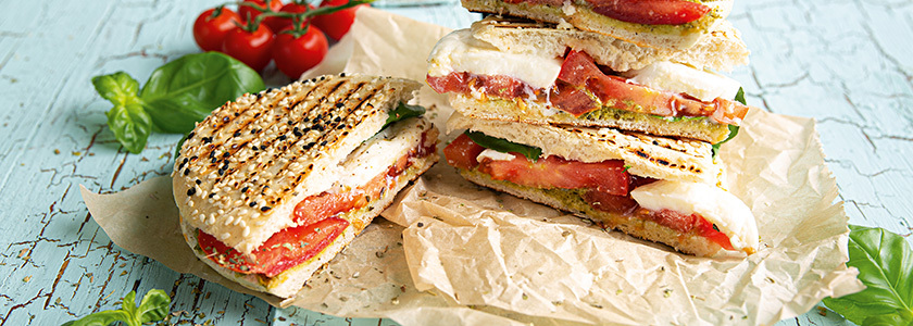 Panini Caprese mit Tomate