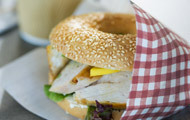 Bagel mit Hähnchen und Mango