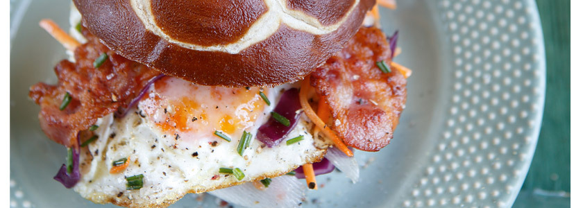 Laugenfußball Sandwich mit Ei und Bacon