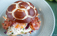 Laugenfußball Sandwich mit Ei und Bacon