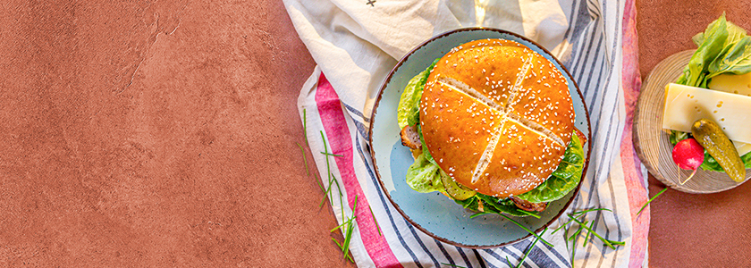 Laugenburger mit Schweinebauch und süßem Senf